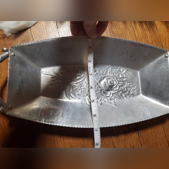 Hammered Aluminum Bread Tray With Flower Print - Picture 4 of 6